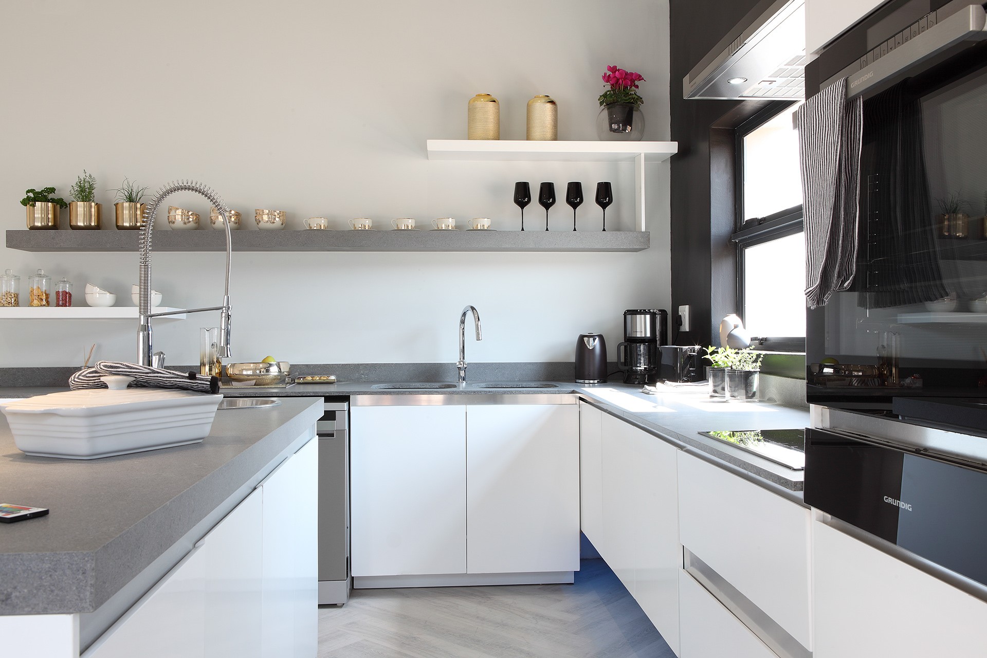 Décor do dia: cozinha com parede lousa e decoração em preto e branco (Foto: Divulgação)