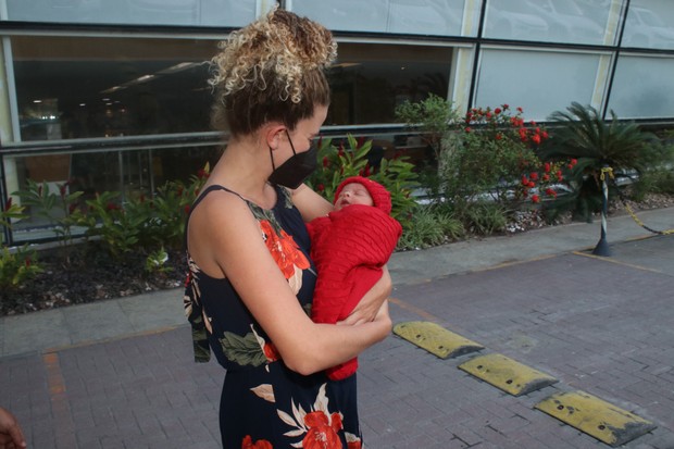 Debby Lagranha deixa maternidade com o caçula, Arthur (Foto: Rogério Fidalgo/AgNews)