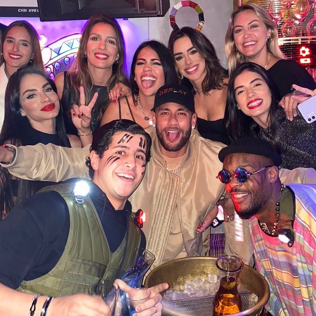 Bruna Biancardi posa com Neymar e amigos (Foto: Reprodução/Instagram)