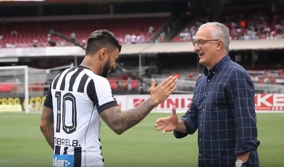 Gabigol e Dorival Júnior se cumprimentam antes do San-São (Foto: Reprodução/Santos TV)