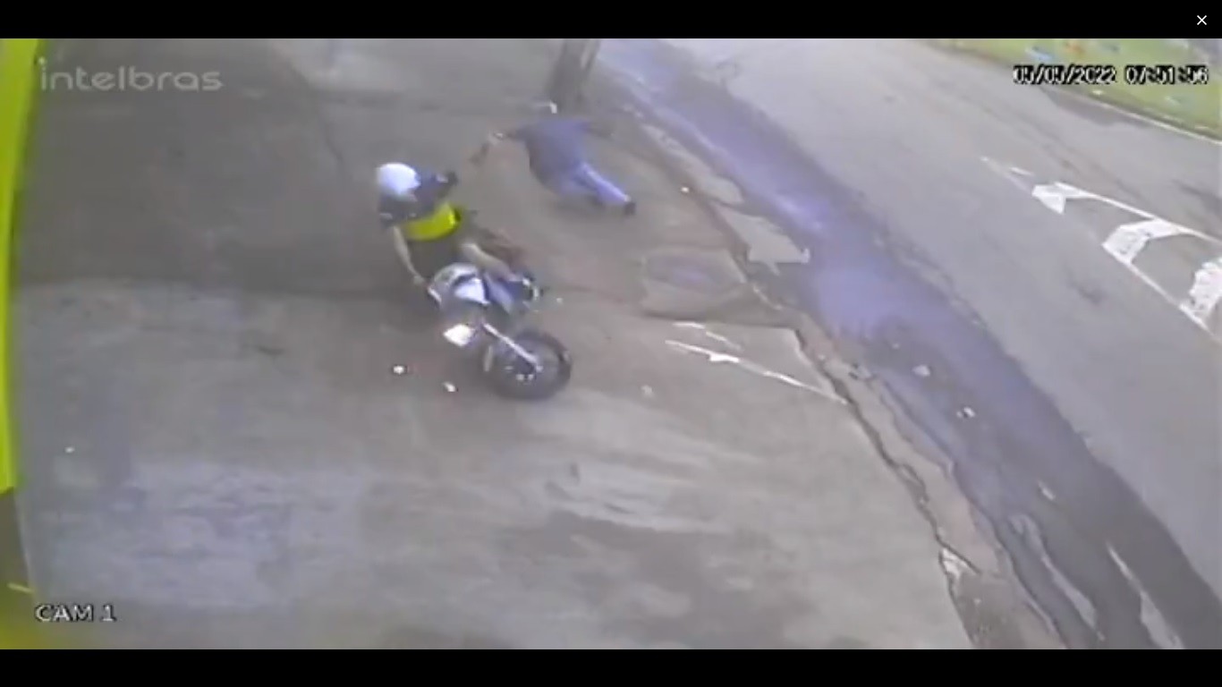 VÍDEO: idoso é atropelado por motociclista na calçada em Juiz de Fora