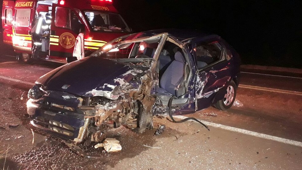 Carro dirigido pela vÃ­tima ficou destruÃ­do (Foto: JosÃ© Aparecido/ TV Morena)