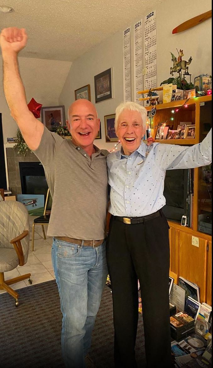 Mulher de 82 anos, pioneira do setor aeroespacial, Ã© escolhida por Jeff Bezos para viajar para o espaÃ§o com ele