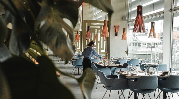 Restaurante (Foto: Louis Hansel /  Unsplash)