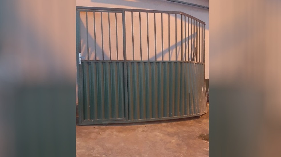 Batida também danificou o portão da casa de parentes da namorada dele, em Anicuns, Goiás — Foto: Reprodução/Arquivo pessoal