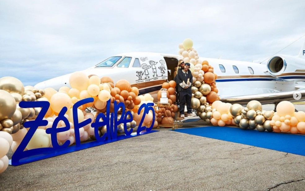 Zé Felipe ganha avião da esposa para celebrar aniversário de 25 anos — Foto: Reprodução/Redes Sociais/@zefelipecantor