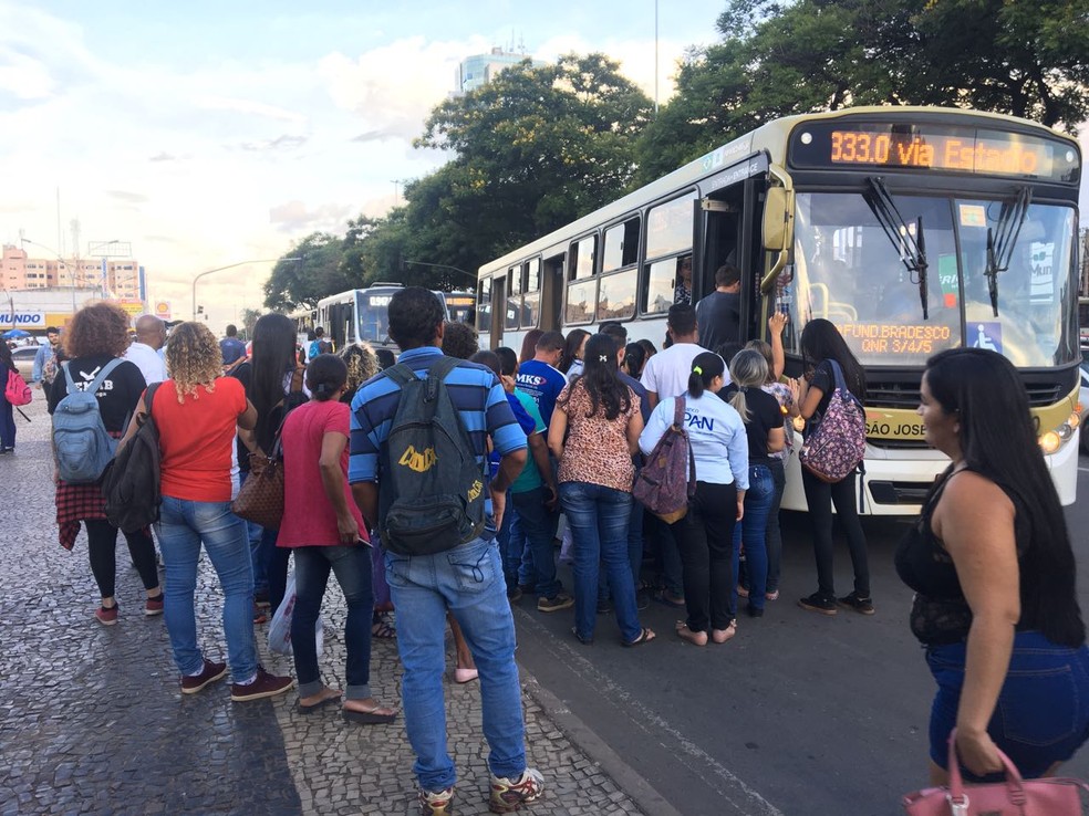 Ônibus lotado em Taguatinga: aumento das passagens em 2013 despertou insatisfação com serviços públicos. (Foto: Larissa Batista/G1 )