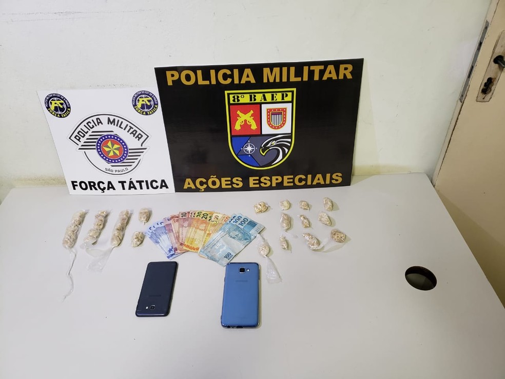 Foram apreendidos pedras de crack, dinheiro e celulares — Foto: Cedida/Polícia Militar