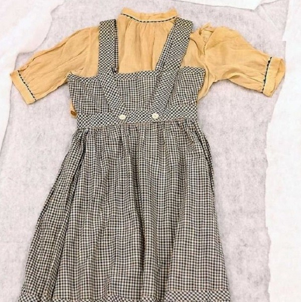 O vestido usado pela atriz Judy Garland (1922-1969) em O Mágico de Oz (1939) (Foto: Instagram)
