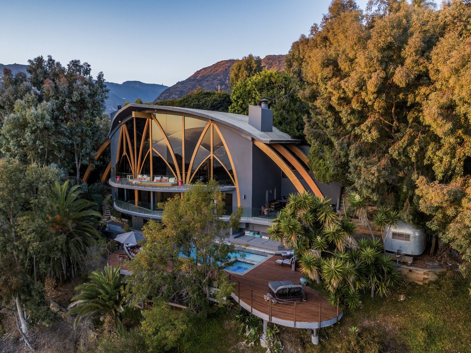 Casa futurista assinada por Harry Gesner está à venda por R$ 52 milhões (Foto: Divulgação)