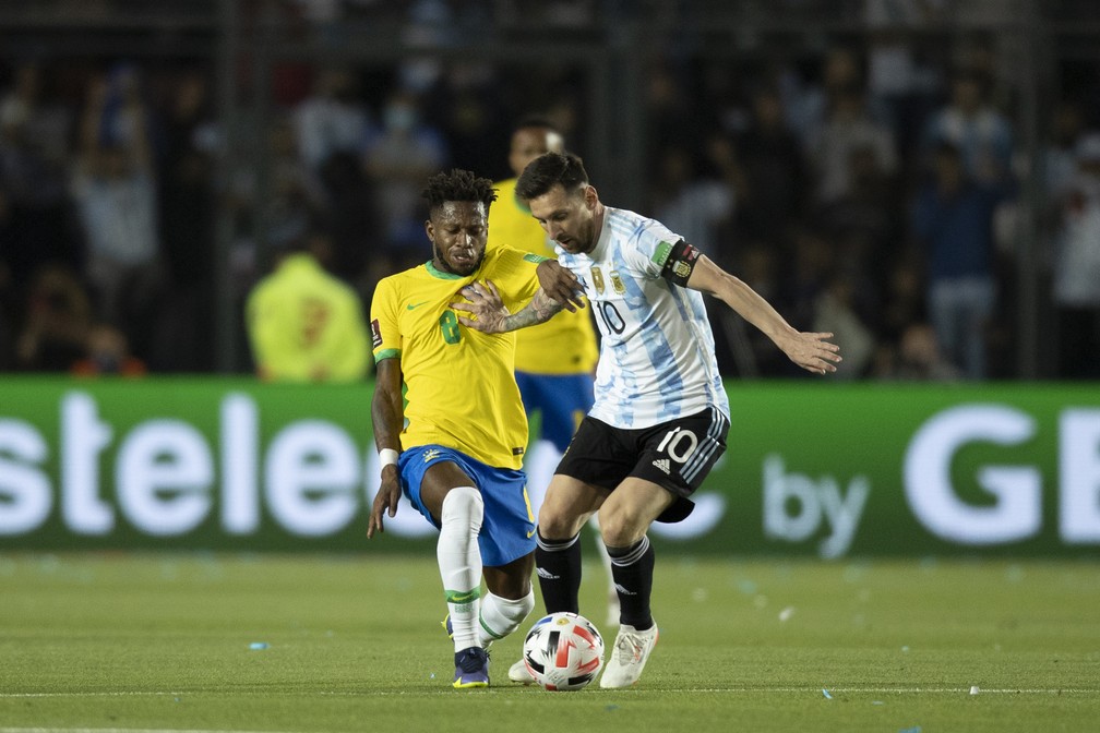 Fred em disputa de bola com Messi durante Argentina 0 x 0 Brasil — Foto: Lucas Figueiredo/CBF