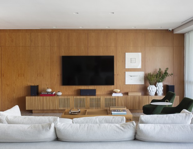268 m² com painéis de madeira, design autoral e texturas diversas (Foto: Denilson Machado/MCA Estúdio )