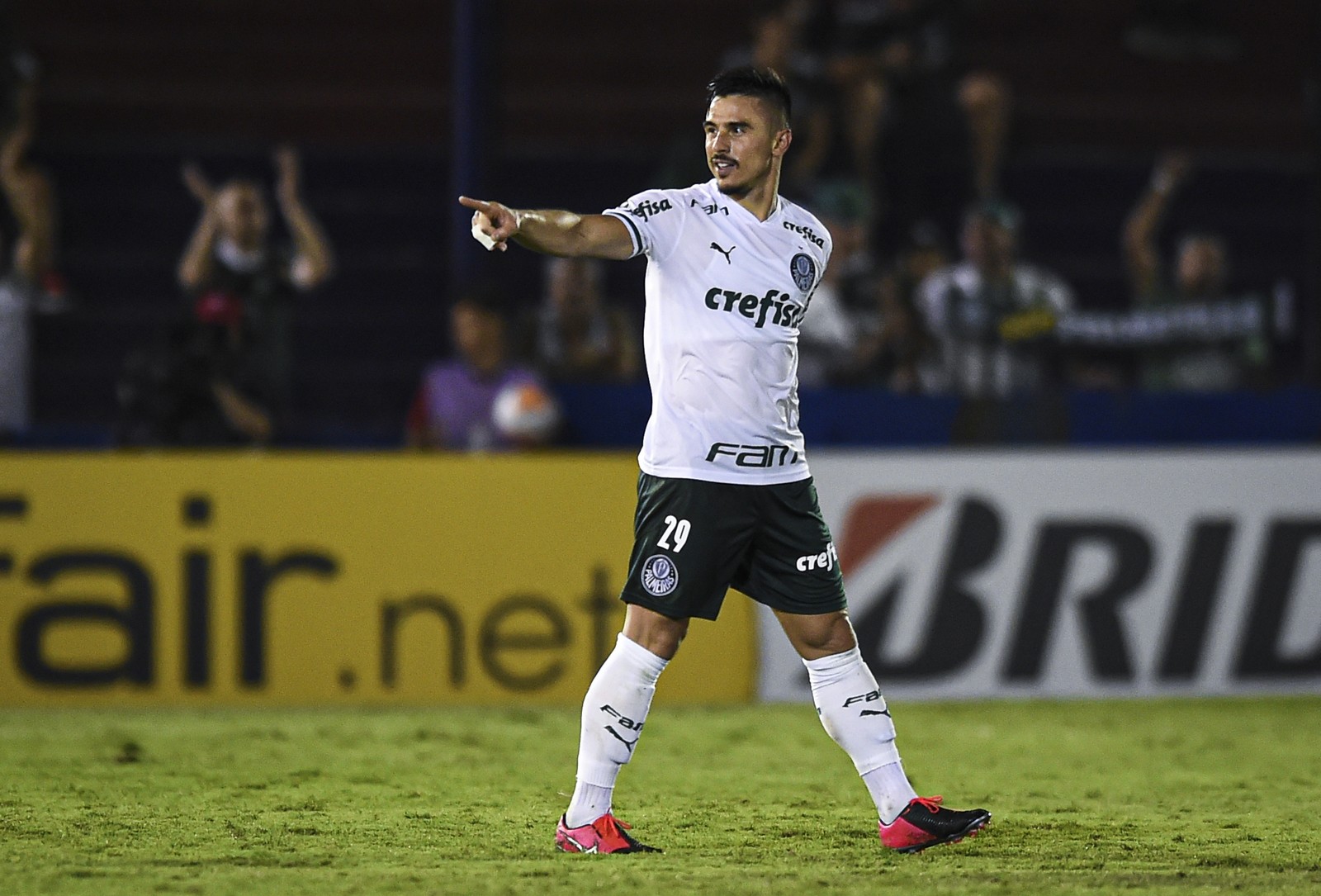 Willian é certeiro nos chutes, dispara na artilharia e faz Luxa mexer em Dudu no Palmeiras