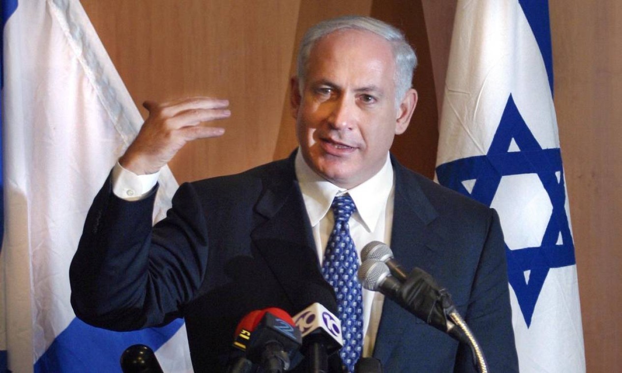 O ex-primeiro-ministro durante coletiva de imprensa em 2002, quando anunciou seu retorno ao cenário político no governo de Ariel Sharon. — Foto: Sebastian Scheiner / AFP