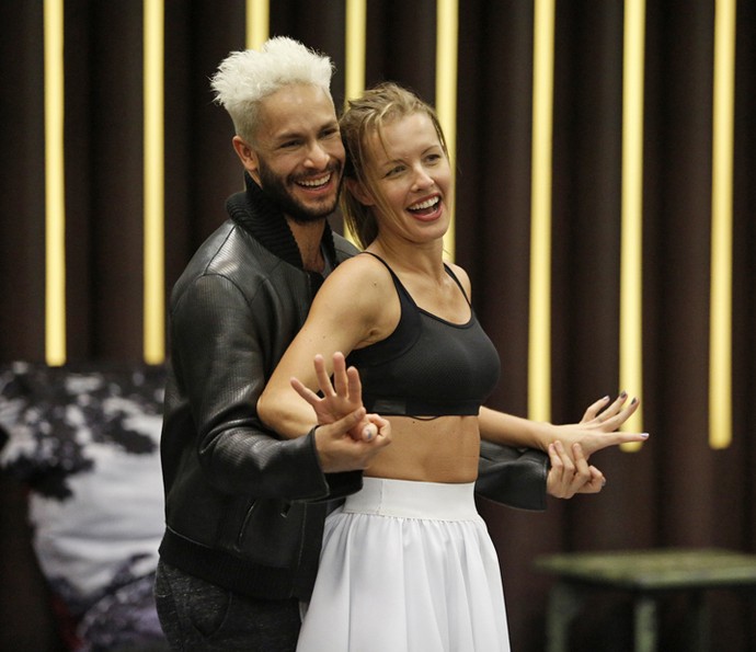 Rainer Cadete e Juliana Valcézia se divertem em ensaio do 'Dança' (Foto: Raphael Dias / Gshow)