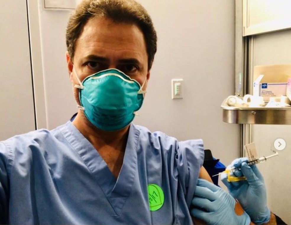Médico cearense recebe vacina do coronavírus nos Estados Unidos