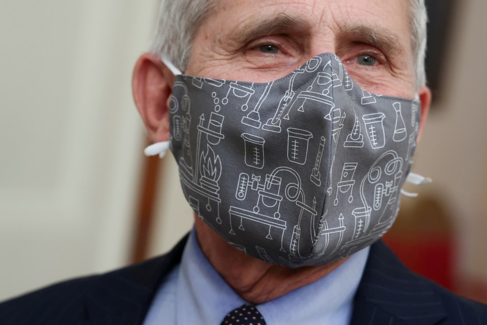 Anthony Fauci, infectologista chefe da Casa Branca, usa máscara durante entrevista coletiva em 21 de janeiro — Foto: Jonathan Ernst/Reuters