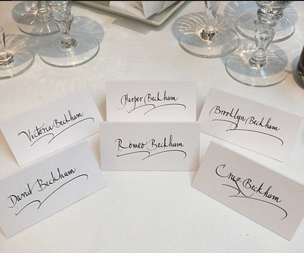 A mesa reservada para a família Bekcham no casamento de Elton John (Foto: Reprodução Twitter)