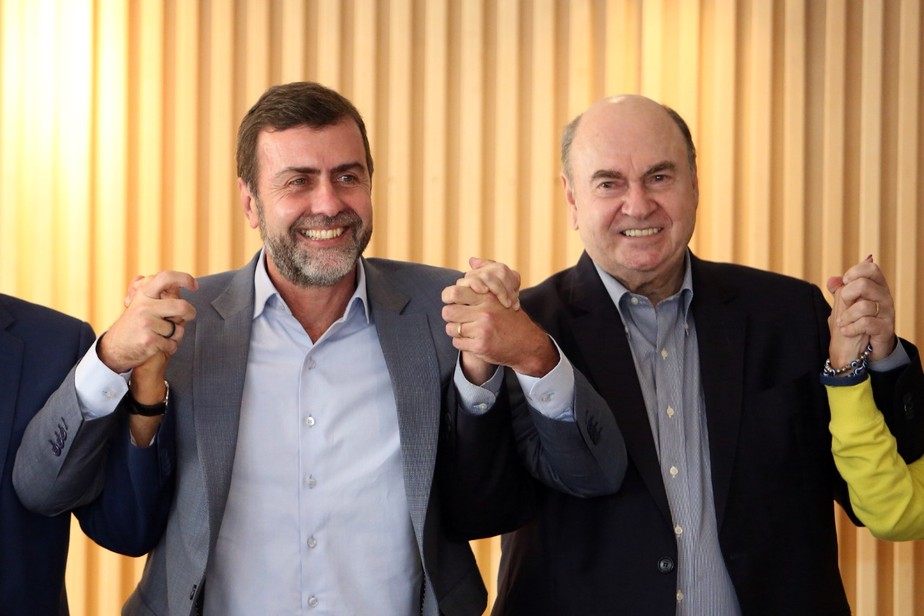 O pré-candidato ao governo do Rio de Janeiro, Marcelo Freixo (PSB), ao lado de seu vice, Cesar Maia (PSDB),  em lançamento da chapa, nesta quarta-feira, no Rio de Janeiro.