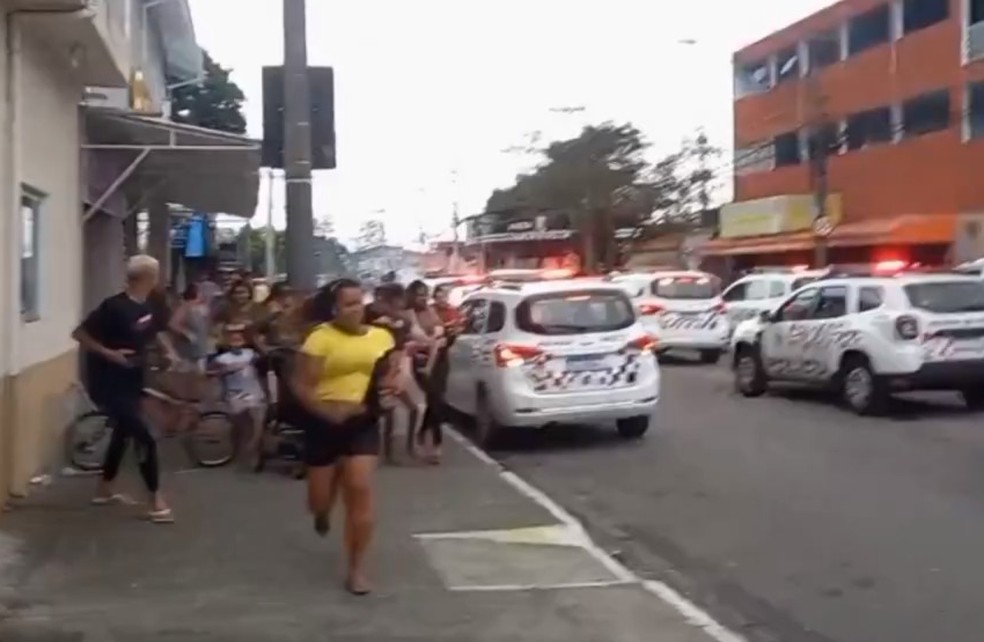 PM usa balas de borracha e bombas de gás para interromper festa com MC no Campo dos Alemães em São José — Foto: Vanguarda Repórter