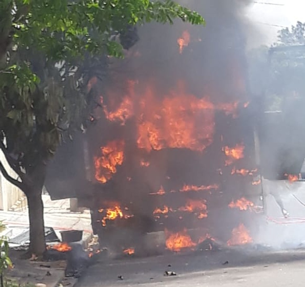 Veículo estava estacionado quando começou o incêndio em Tupi Paulista — Foto: Klerison Lopes/Cedida