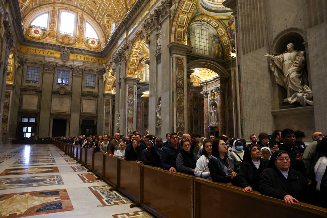 Fieis esperam na fila para prestar homenagens ao Papa Emérito Bento XVI