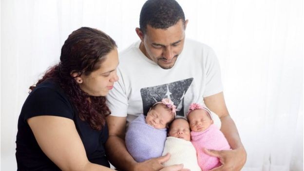 Glauciele Rodrigues tinha dois filhos e 35 anos quando descobriu que estava grávida de trigêmeos (Foto: Arquivo pessoal via BBC Brasil)