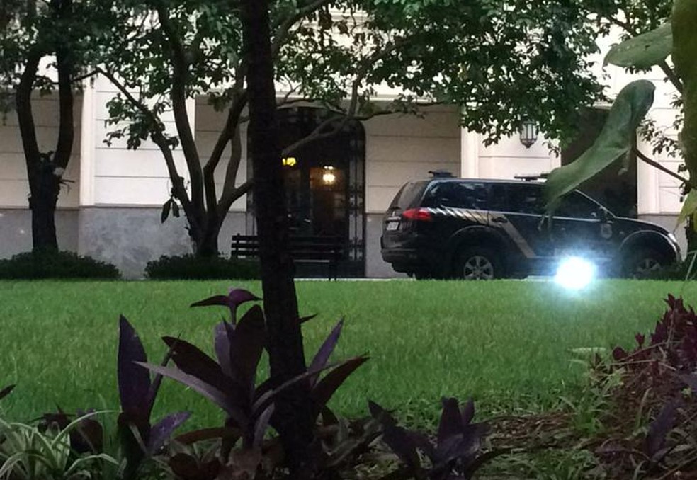 Polícia Federal em frente ao prédio de Gilberto Kassab, em São Paulo — Foto: Philipe Guedes/TV Globo