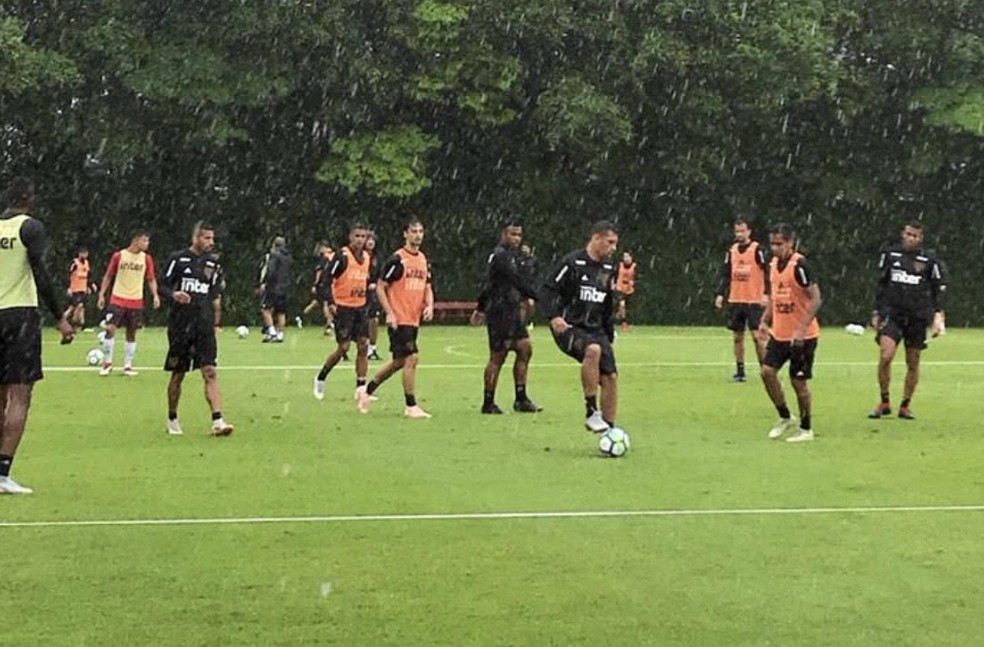 Jogadores do São Paulo treinam sob forte chuva no CT nesta quarta-feira — Foto: Twitter/saopaulofc.net