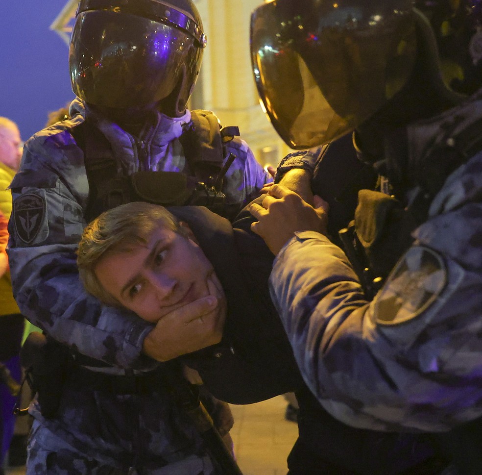 Policiais russos det&ecirc;m um homem durante um protesto de rua contra a mobiliza&ccedil;&atilde;o de reservistas ordenados pelo presidente da R&uacute;ssia Vladimir Putin &mdash; Foto: Reuters
