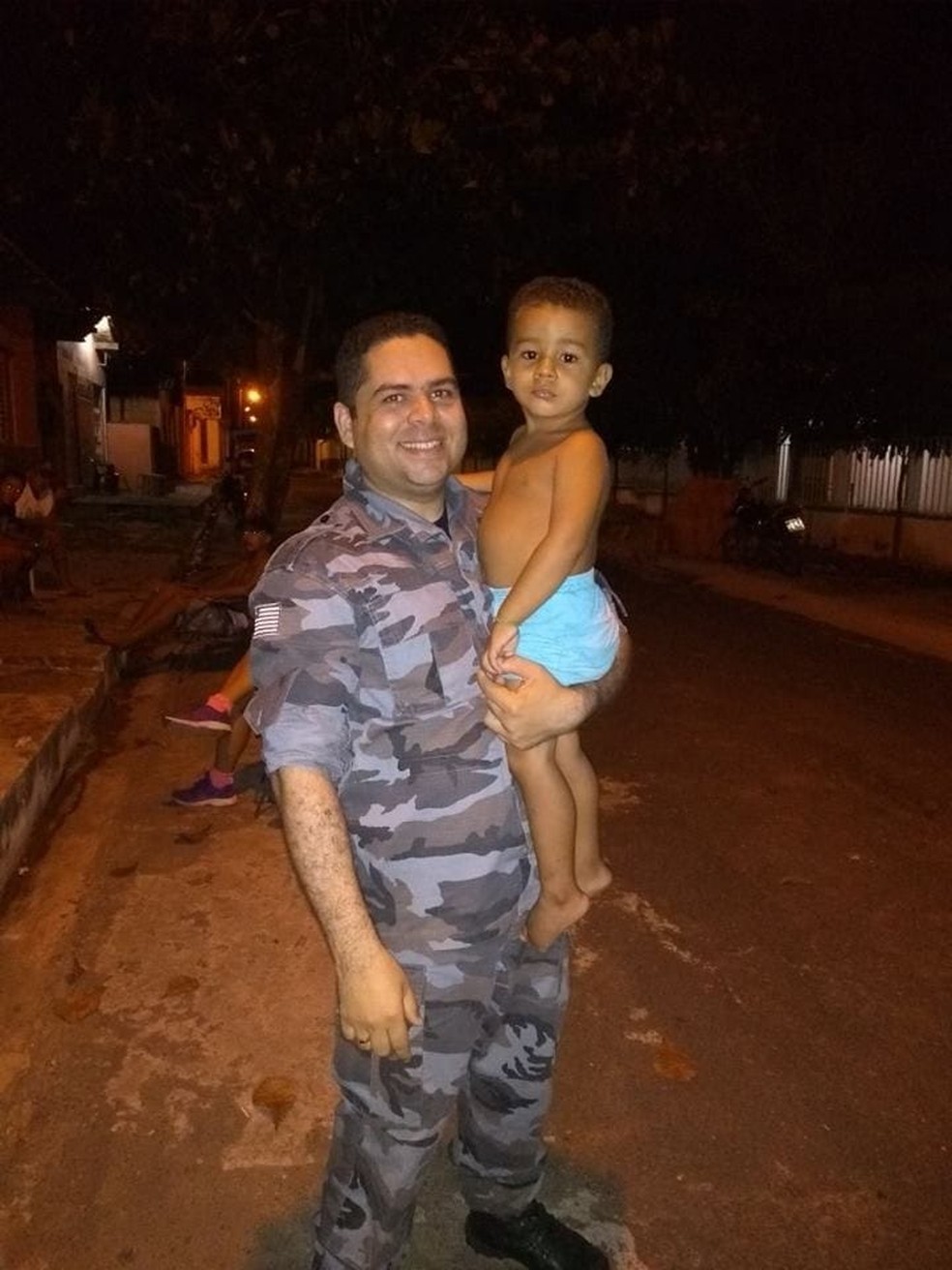 Soldado André Maia tirou uma foto com José Gabriel após salvar o menino. (Foto: Divulgação/PM-PI)