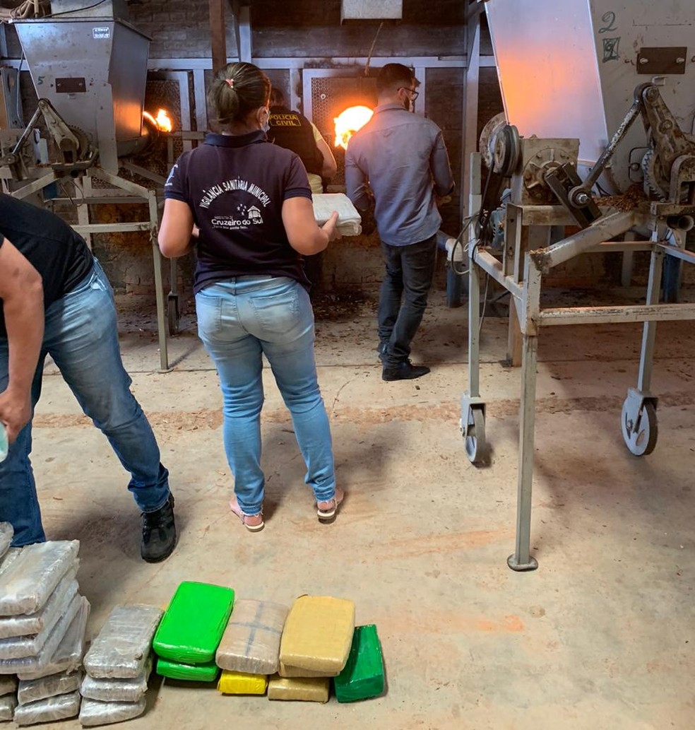 Vigilância Sanitária do município e Ministério Público do Acre participaram da incineração — Foto: Arquivo/Polícia Civil do Acre