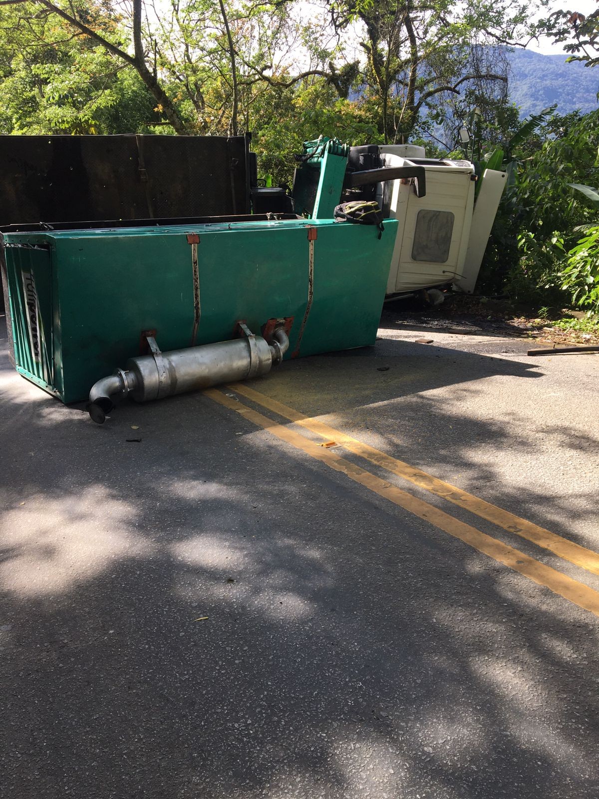 Caminhão que transportava gerador tomba em Angra dos Reis; motorista