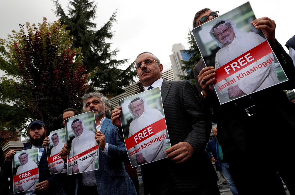 Ativistas de direitos humanos e amigos de Khashoggi protestam do lado de fora do consulado da Arábia Saudita em Istambul — Foto: Murad Sezer/Reuters
