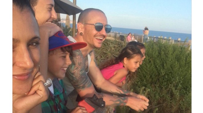 Viuva De Chester Bennington Publica Foto Do Cantor Com Os Filhos Pensamentos Suicidas Estavam La Musica G1