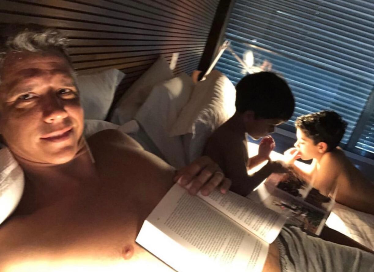 Márcio Garcia em momento de leitura com os filhos (Foto: Reprodução Instagram)