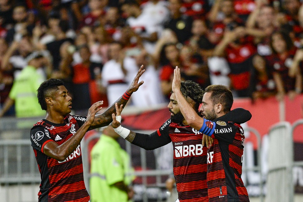 Bruno Henrique, Gabigol, Ribeiro e Arrascaeta, fora da foto, construíram o primeiro gol do Flamengo — Foto: Marcelo Cortes/Flamengo