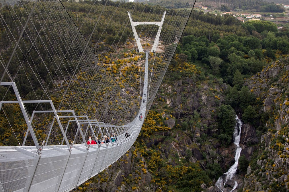 Pessoas atravessam a maior ponte suspensa para pedestres do mundo, a '516 Arouca', agora aberta para residentes locais no norte de Portugal, em 29 de abril de 2021 — Foto: Violeta Santos Moura/Reuters