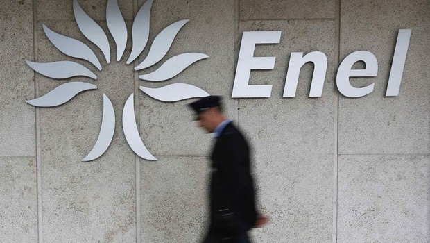 Homem passa diante do logo da companhia de energia italiana Enel (Foto: Tony Gentile/Reuters)