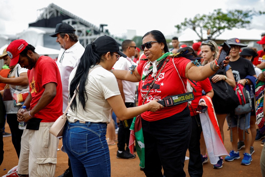 Público chega para a cerimônia de posse de Lula, em Brasília — Foto: Amanda Perobelli/Reuters