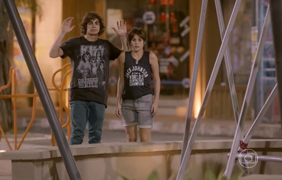 Gael (Eriberto Leão) atrapalha encontro a sós de Pedro (Rafael Vitti) e Karina (Isabella Santoni) - 'Malhação Sonhos' — Foto: Globo