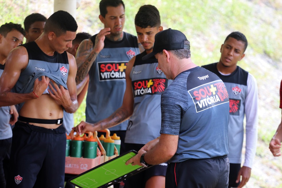 Com estreia marcada para as 11h, jogadores do Vitória têm treinado sob forte calor — Foto: Maurícia da Matta / Divulgação / EC Vitória