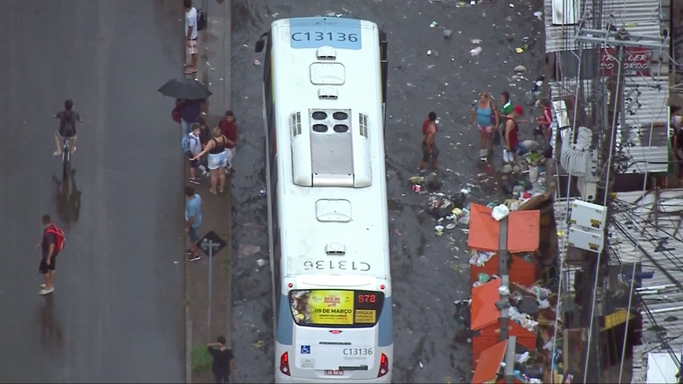 Muito lixo e pistas alagadas em Rio das Pedras — Foto: Reprodução/TV Globo