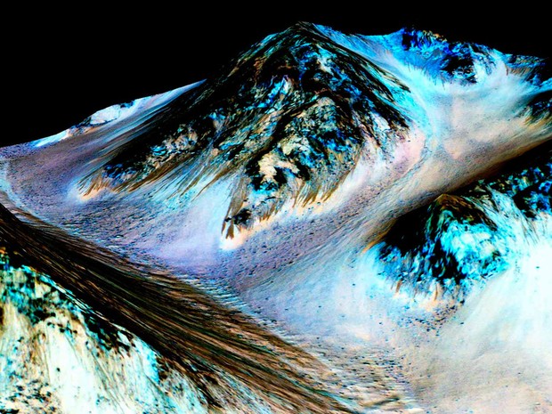 Imagem divulgada pela Nasa e pela Universidade do Arizona mostra linhas em montanhas de marte formadas por água salgada (Foto: Nasa/JPL/Universidade do Arizona)
