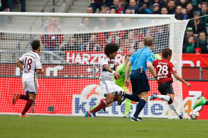 Hannover x Bayern de Munique, Dante e Kiyotake (Foto: AP)
