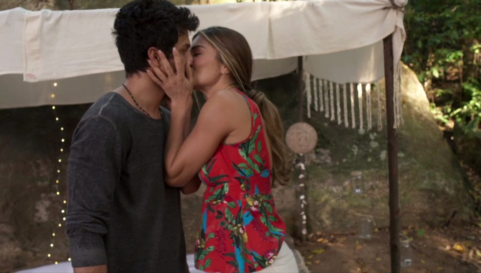 Marcos (Romulo Estrela) e Paloma (Grazi Massafera) se beijam na despedida da Terra do Nunca — Foto: Globo