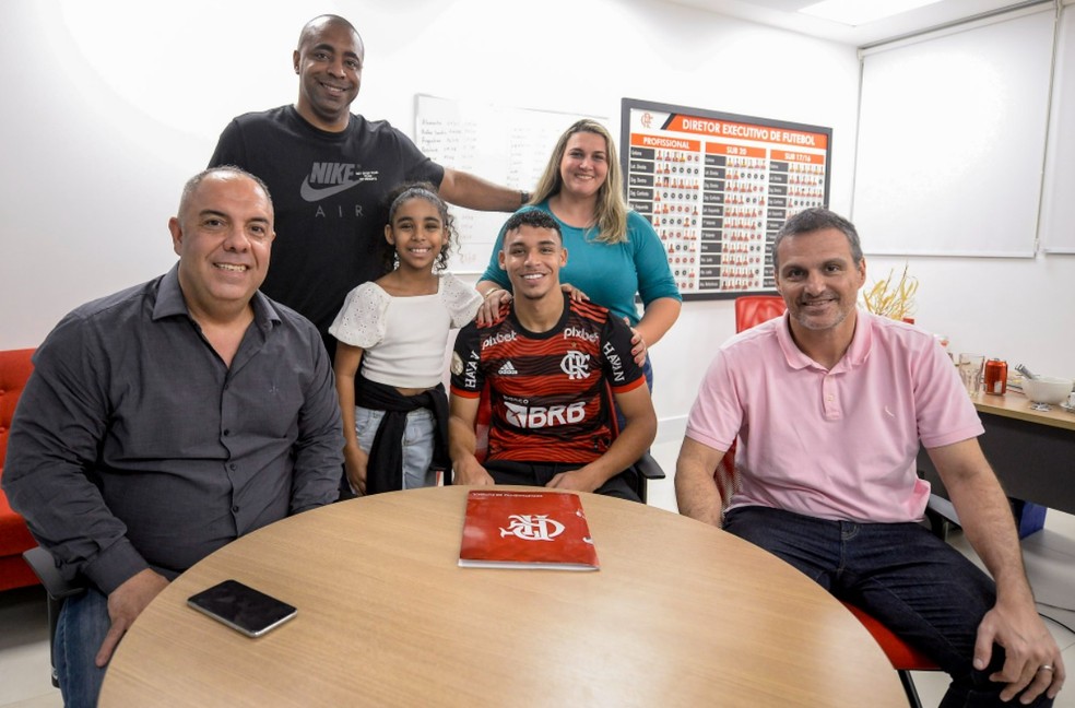 Victor Hugo assina renova&ccedil;&atilde;o de contrato com o Flamengo &mdash; Foto: Marcelo Cortes /CRF