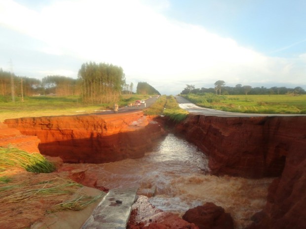Compimento de barragem deixou cratera na GO-070 Itaberaí Goiás (Foto: Divulgação/Bombeiros)
