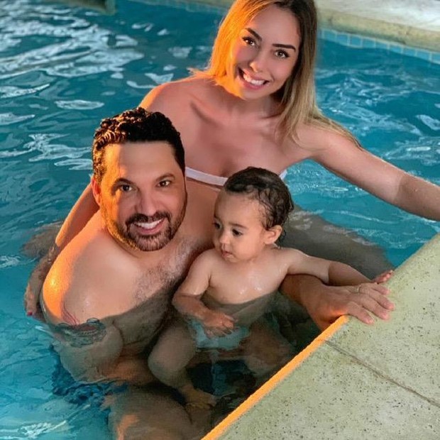 Edson e a mulher, Deia Cypri, se divertem em piscina com a filha, Bella (Foto: Arquivo pessoal)
