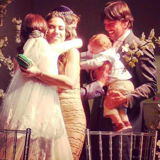 Noivos ganham abraço de Patrícia Abravanel, Fábio Faria e do pequeno Pedro (Foto: Reprodução/Instagram)